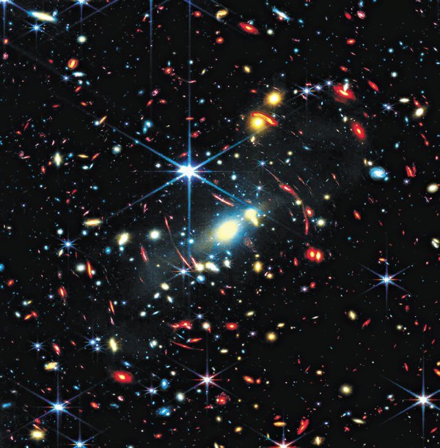 제임스 웹 관측 ‘휘어진 빛’, 135억년 前 은하 생성 비밀 푼다