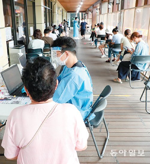 신종 코로나바이러스 감염증 신규 확진자가 급증하는 가운데 12일 서울 송파구보건소에서 시민들이 유전자증폭(PCR) 검사를 받기 위해 기다리고 있다. 신원건 기자 laputa@donga.com