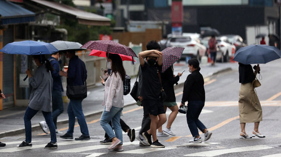 우산 쓴 시민들 (자료사진) 뉴스1