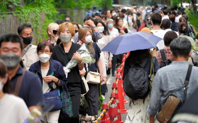 12일 故 아베 신조(安倍晋三) 전 일본 총리의 빈소가 마련된 일본 도쿄 미나토구 조조지 사찰이 일반 조문객들로 붐비고 있다. 아사히신문 제공