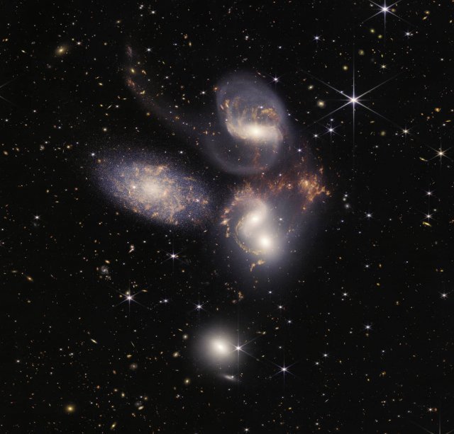 스테판의 5중주 사진. 제임스 웹 우주 망원경의 고해상도 사진 촬영 능력을 자랑한다. 출처 = NASA