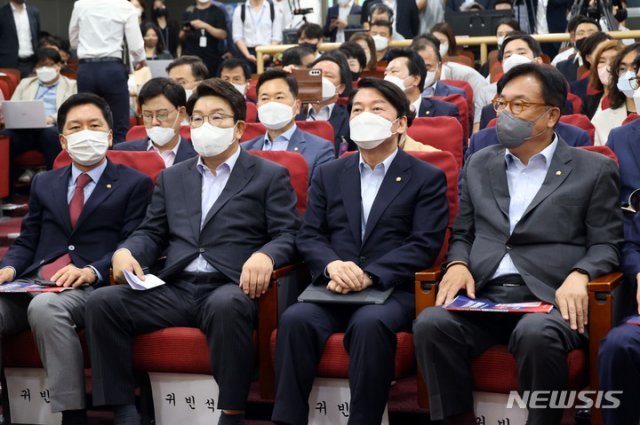 국민의힘 김기현 의원(왼쪽부터), 권성동 원내대표, 안철수 의원, 정진석 국회부의장이 지난 12일 서울 여의도 국회에서 열린 민·당·정 토론회에 참석해 있다. 사진공동취재단