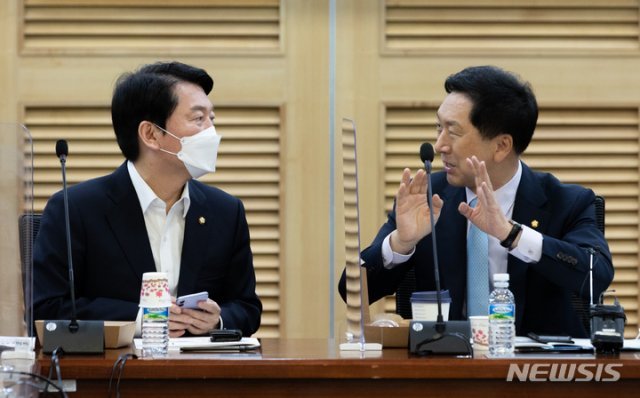 국민의힘 김기현 의원(오른쪽)과 안철수 의원이 13일 오전 서울 여의도 국회에서 열린 ‘혁신 24 새로운 미래’ 공부모임에 참석해 대화하고 있다. 사진공동취재단