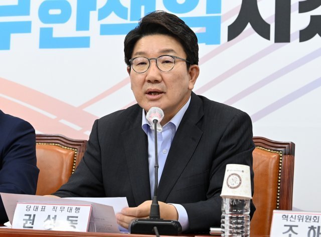 권성동 국민의힘 당대표 직무대행 겸 원내대표가 12일 오후 국회에서 열린 혁신위원회 제4차 전체회의에서 모두발언을 하고 있다. 사진공동취재단