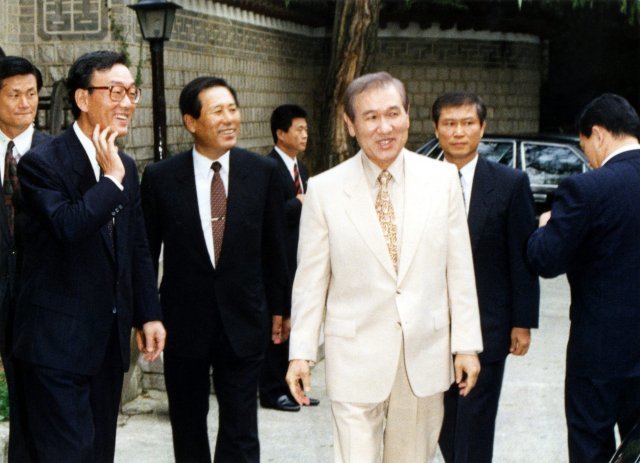 노태우 전 대통령의 비서실장 노재봉 씨(왼쪽에서 두 번째)