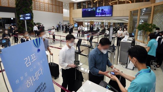 김포-하네다 노선의 운항을 재개한 지난달 29일 오전 서울 강서구 김포공항 국제선 청사에서 승객들이 비행기에 탑승하고 있다. 공동취재