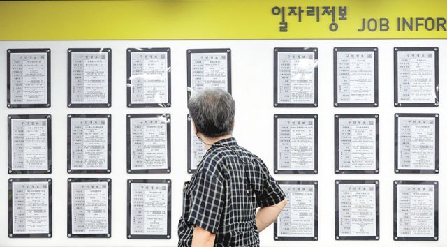 “공고는 많은데 내 일자리는…” 13일 서울 마포구 서울서부고용복지플러스센터를 찾은 시민이 구인 게시판을 살펴보고 있다. 6월 취업자 수는 공공부문 일자리 증가로 1년 전보다 84만1000명 늘었지만 4, 5월에 비해서는 증가 폭이 줄었다. 뉴스1