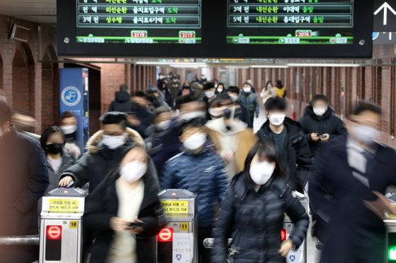 4일 오전 서울 지하철 시청역에서 마스크를 착용한 시민들이 출근길 발걸음을 재촉하고 있다. 2022.2.4/뉴스1