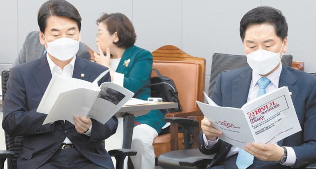국민의힘 김기현 의원이 주도하는 ‘혁신24 새로운 미래’의 두 번째 모임이 13일 오전 서울 여의도 국회 의원회관에서 열렸다. 이 행사에 참석한 김 의원(오른쪽)과 안철수 의원(왼쪽)이 책자를 살펴보고 있다. 사진공동취재단