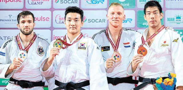 지난달 몽골 울란바토르에서 열린 국제유도연맹(IJF) 그랜드슬램 대회에서 금메달을 목에 건 이준환(왼쪽에서 두 번째). 이준환은 이
 대회 3회전에서 도쿄 올림픽 금메달리스트 나가세 다카노리(오른쪽)를, 결승전에서는 도쿄 올림픽 동메달리스트 샤밀 
보르하슈빌리(왼쪽)를 꺾었다. 사진 출처 IJF 홈페이지