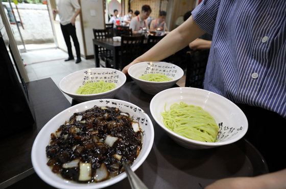7일 서울의 한 중국 음식점에서 직원이 자장면을 옮기고 있다. © News1