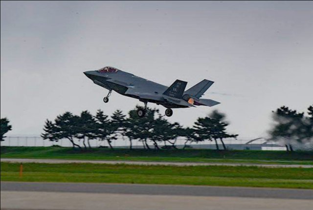 알래스카 아일슨 기지에서 날아온 F-35A가 임무를 위해 한 공군기지에서 힘차게 이륙하고 있다.공군제공