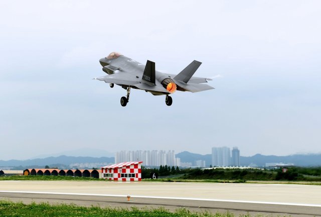 한국이 운용중인 F-35A가 한 공군기지에서 힘차게 이륙하고 있다. 공군제공