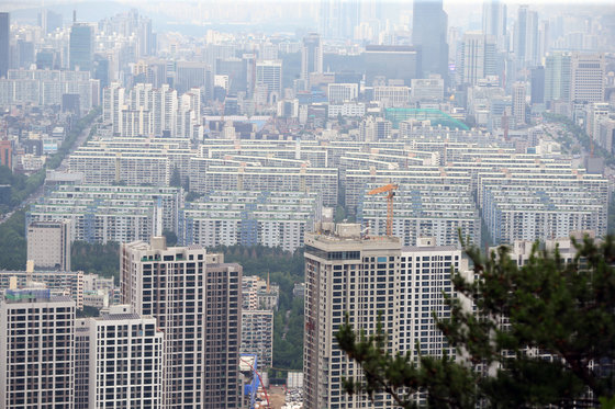 서울 강남구 대모산에서 바라본 아파트 단지. 2022.7.8/뉴스1 © News1