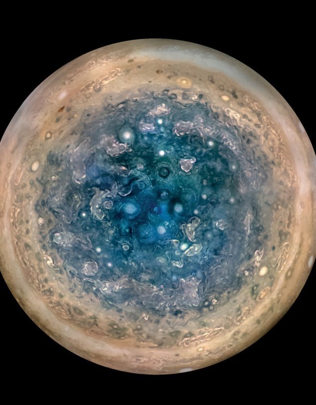 주노가 포착한 목성의 극지방 모습. 출처: NASA