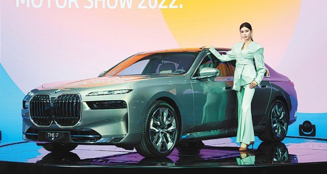 BMW그룹코리아가 2022 부산모터쇼에서 국내에 처음 실물을 공개한 BMW의 순수 전기 플래그십 세단 ‘i7’은 4분기(10∼12월)부터 판매될 예정이다. BMW그룹 제공