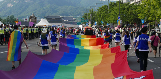 2019년 6월1일 퀴어문화축제 참가자들이 서울 중구 서울광장을 출발해 도심을 한바퀴 도는 ‘퀴어 퍼레이드’를 하고 있다. 2019.6.1/뉴스1