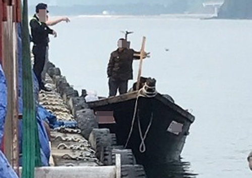 2019년 6월 동해 북방한계선(NLL)을 넘어 남하한 북한 어선이 강원 삼척항 부두에 정박했던 이른바 해상판 ‘노크 귀순’ 사건 당시 모습. 뉴스1