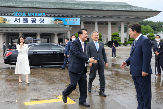 지난 6월 27이 윤석열 대통령이 경기 성남 서울공항에서 나토(NATO, 북대서양조약기구) 정상회의 참석차 출국하기 위해 차량에서 내린 뒤 환송나온 권성동 국민의힘 원내대표와 악수하기 위해 다가가고 있다. 대통령실사진기자단