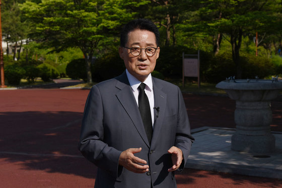 박지원 전 국가정보원장이 지난 6월 6일 오후 광주 북구 국립 5·18민주묘지 승모루 부근에서 취재진과 인터뷰를 하고 있다. 2022.6.6/뉴스1