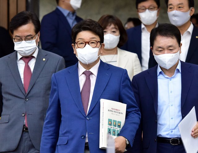 국민의힘 권성동 당대표 직무대행 겸 원내대표가 15일 서울 여의도 국회에서 열린 원내대책회의에 참석하고 있다.  원대연 기자 yeon72@donga.com