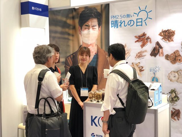 일본 무역 박람회에서 상품을 알리는 헬씨코 임직원들. 출처 = 헬씨코