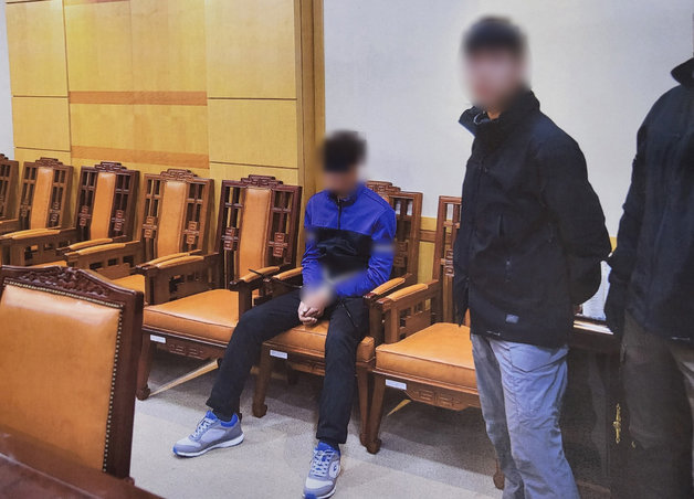 지난 2019년 11월7일 북한선원 2명이 판문점을 통해 북한으로 추방됐다. 통일부 제공