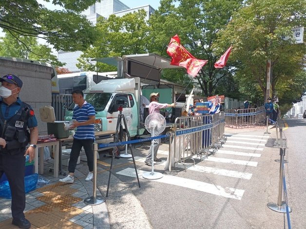 15일 오후 진보 성향 온라인 매체 서울의 소리가 서울 서초구 윤석열 대통령 자택 앞에서 집회를 진행하고 있다. 22.07.15/뉴스1 © 뉴스1