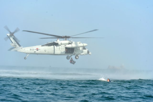 해군항공단의 UH-60 해상 기동헬기가 남해에서 열린 해난구조전대 협동 항공구조훈련에서 조난자를 구조하고 있다. 사진제공 해군