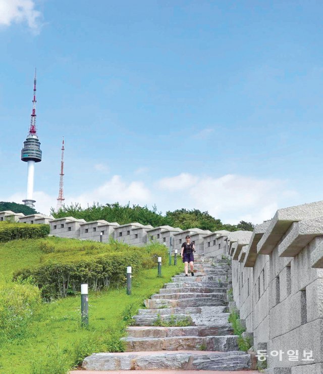 남산 산등성이를 따라 조성된 한양도성 성벽 길은 국내외 관광객들의 산책 코스로 인기가 높다.