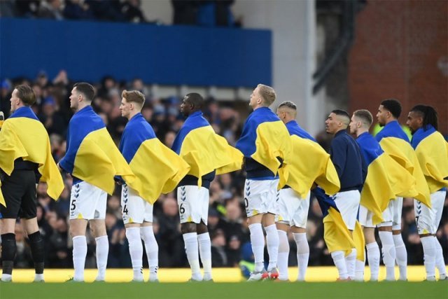 잉글랜드 프리미어리그(EPL) 에버턴 선수들이 2월 영국 리버풀의 구디슨파크에서 열린 맨체스터시티전에서 우크라이나 국기를 몸에 감고 입장하고 있다. 사진 출처 에버턴 인스타그램