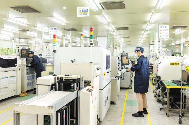 인쇄회로기판(PCB)의 표면에 직접 실장할 수 있는 표면실장 부품을 전자회로에 부착하는 제조 현장. ㈜유니온 제공