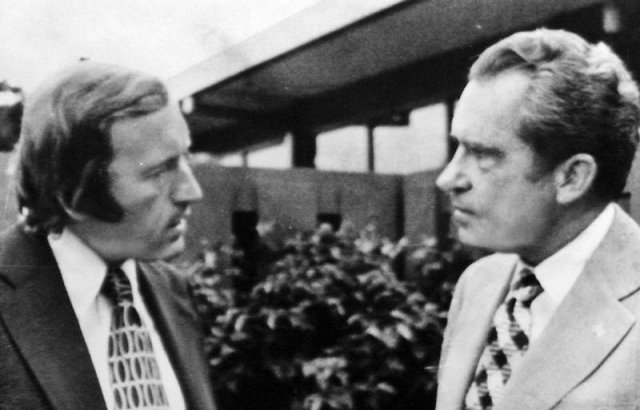 1977년 퇴임 후 리처드 닉슨 대통령(오른쪽)을 인터뷰하고 있는 영국 언론인 데이비드 프로스트(왼쪽). 리처드 닉슨 도서관 홈페이지