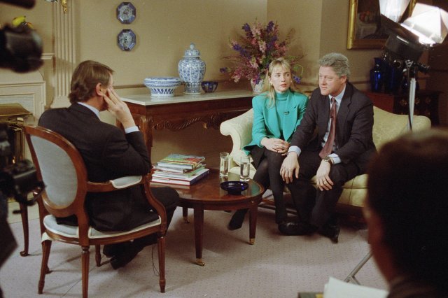 1992년 시사 프로그램 ’60분‘에 출연해 성추문을 해명하는 빌-힐러리 클린턴 부부. 위키피디아