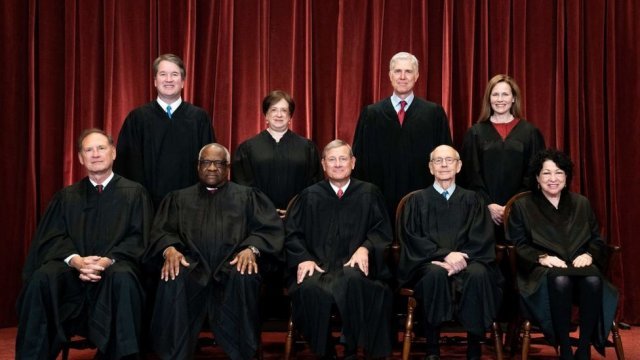 현재 미 연방대법원을 구성하는 9명의 대법관. 뒷줄 왼쪽 끝이 브렛 캐버노 대법관. 미 연방대법원 홈페이지