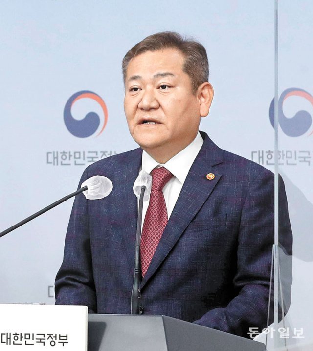 이상민 행정안전부 장관이 15일 오전 서울 종로구 정부서울청사 별관 브리핑룸에서 행정안전부 내 경찰국 신설 계획안 등이 담긴 경찰제도 개선 방안을 발표하고 있다. 김동주 기자 zoo@donga.com