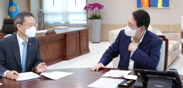 윤석열 대통령(오른쪽)이 15일 오후 서울 용산구 대통령실에서 이종호 과학기술정보통신부 장관으로부터 업무계획을 보고받고 있다. 대통령실 제공