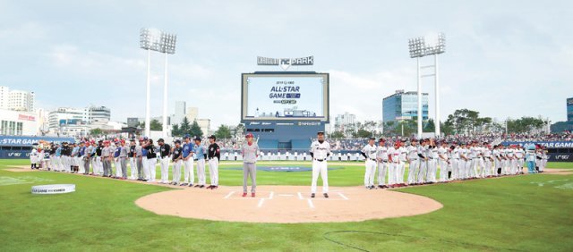 2022 KBO 올스타전이 16일 서울 잠실야구장에서 열린다. 신종 코로나바이러스 감염증(코로나19) 사태로 3년 만에 열리는 이번 올스타전은 KBO리그 40주년을 맞아 풍성한 볼거리를 마련했다. 내가 직접 뽑은 올스타들도 만날 수 있다. 사진은 2019년 7월 21일 창원NC파크에서 열린 올스타전 모습. 뉴스1