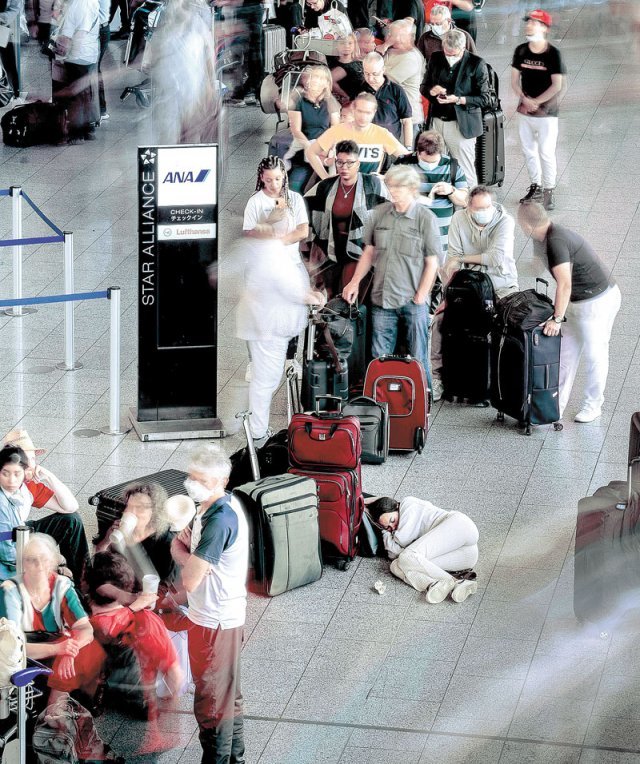 유럽 휴가철 공항 덮친 ‘에어마겟돈’… 항공기 10편중 6편 지연