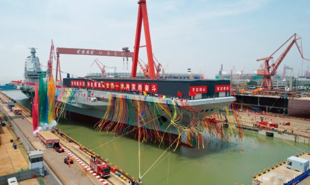 6월 17일(현지 시간) 중국 상하이
장난조선소에서 중국 해군 항공모함 ‘푸젠(福建)’ 진수식이 열렸다. 뉴시스