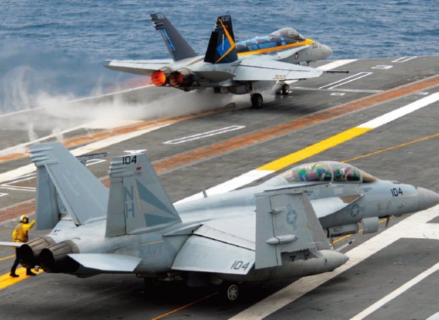 미 해군 전투기가 항공모함에서 사출기 이함 방식(CATOBAR)으로
이륙하고 있다. 미 해군 제공