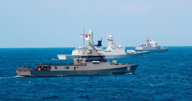지난해 2월 중국과 싱가포르 해군이 연합 해상 훈련을 하는 모습. 뉴시스