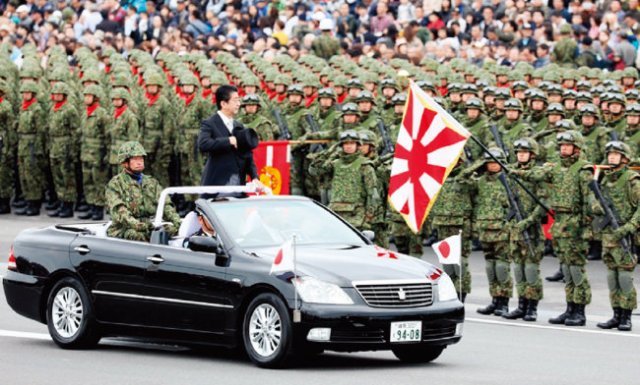 아베 신조 전 일본 총리가 재임 시절 자위대를 사열하는 모습. 일본 총리실