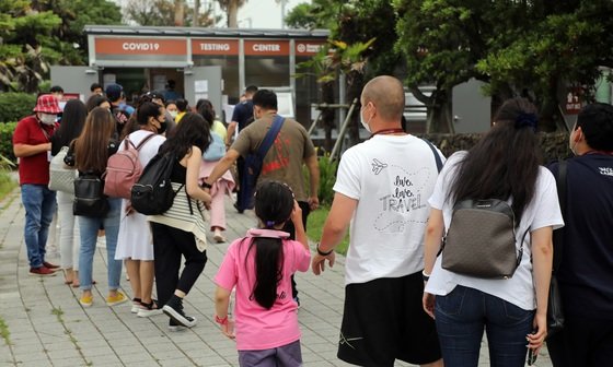 제주국제공항 주차장에 설치된 외국인 코로나19 검사센터에서 지난 14일 외국인 관광객들이 줄서서 기다리는 모습. /뉴스1