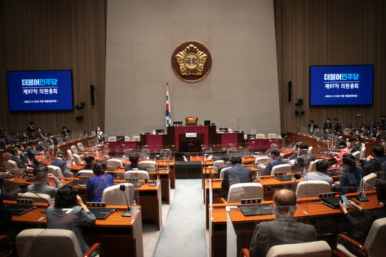 4일 오후 서울 여의도 국회에서 본회의를 앞두고 더불어민주당 의원총회가 열리고 있다. 2022.7.4 사진공동취재단