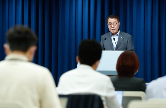 최영범 홍보수석이 17일 용산 대통령실 브리핑룸에서 탈북어민 강제북송 사건에 대한 대통령실 입장을 밝히고 있다. 2022.7.17 대통령실사진기자단