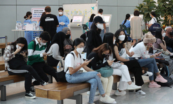 17일 인천국제공항 제2여객터미널 신종 코로나바이러스 감염증(코로나19) 검사센터에서 해외입국자들이 코로나19 검사를 받기위해 대기하고 있다. 이날 코로나19 신규 확진자는 40,342명 발생했다. 2022.7.17/뉴스1