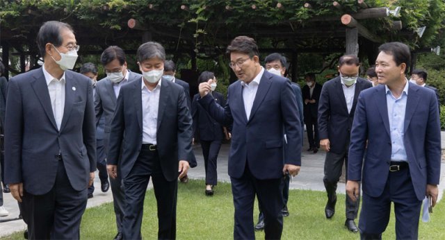 한덕수 국무총리, 김대기 대통령비서실장, 국민의힘 권성동 당대표 직무대행 겸 원내대표와 성일종 정책위의장(앞줄 왼쪽부터)이 17일
 오후 서울 종로구 삼청동 국무총리 공관에서 열린 2차 고위당정협의회 시작에 앞서 대화를 나누고 있다. 사진공동취재단