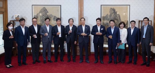 한덕수 국무총리와 참석자들이 17일 오후 서울 종로구 총리공관에서 열린 제2차 고위당정 협의회에 앞서 기념촬영을 하고 있다. 왼쪽 세번째부터 송언석 국민의힘 원내수석부대표, 김대기 대통령비서실장, 정기석 감염병 대응 자문위원회 위원장, 한 총리, 권성동 국민의힘 원내대표, 성일종 국민의힘 정책위의장. 2022.7.17  국회사진취재단