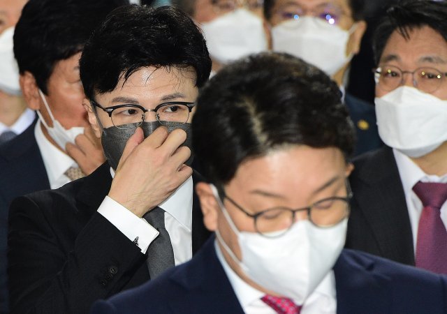 17일 국회에서 열린 제74주년 제헌절 경축행사에 참석한 한동훈 법무부 장관(왼쪽). 사진공동취재단